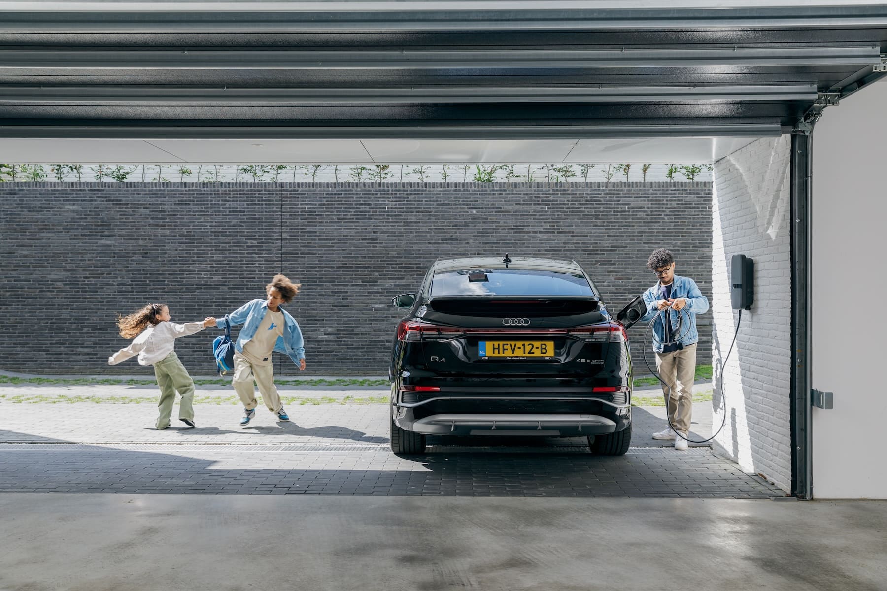 Elektrische auto wordt thuis geladen met Peblar Business