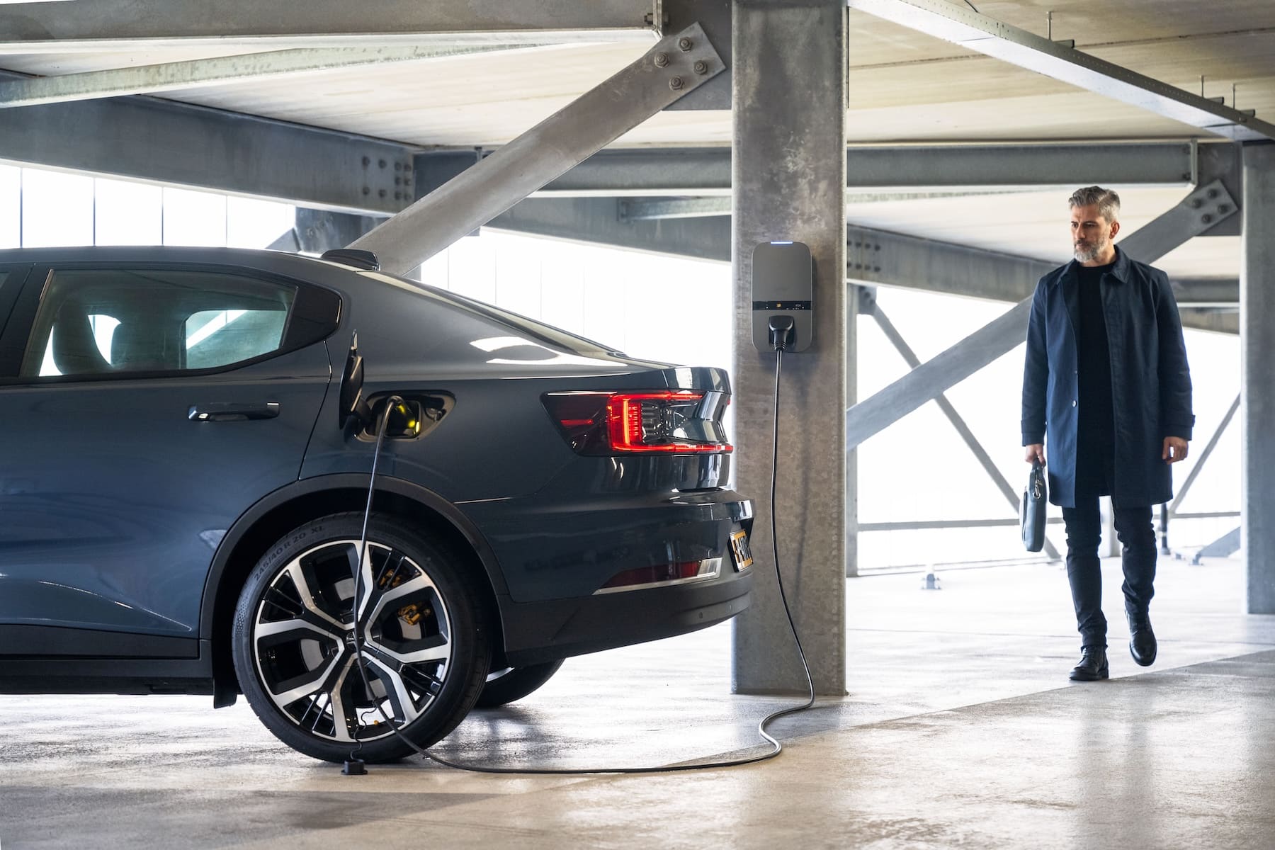 Peblar Business met een elektrische auto in een parkeergarage