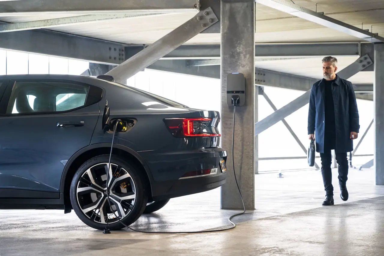 Elektrische auto wordt geladen bij een Peblar Business laadpaal op een parkeerlocatie