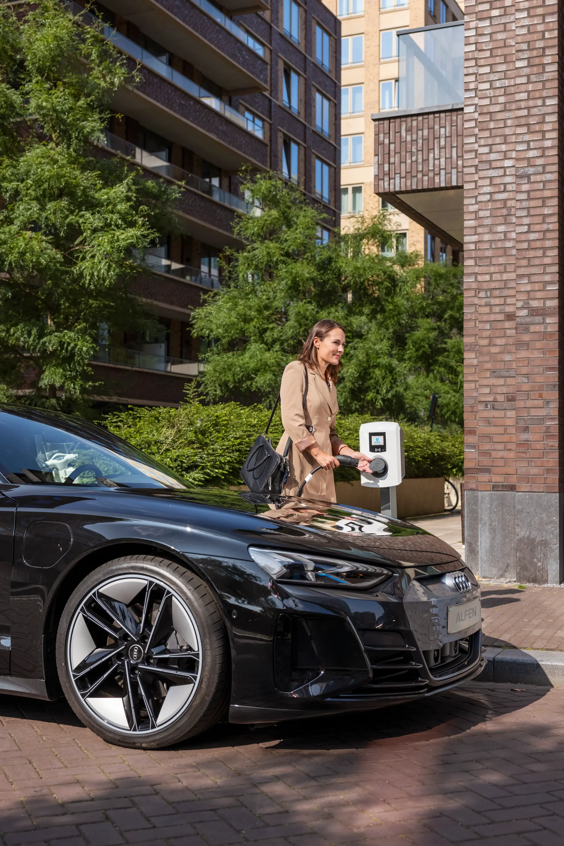 Alfen laadstation in gebruik bij een elektrische auto