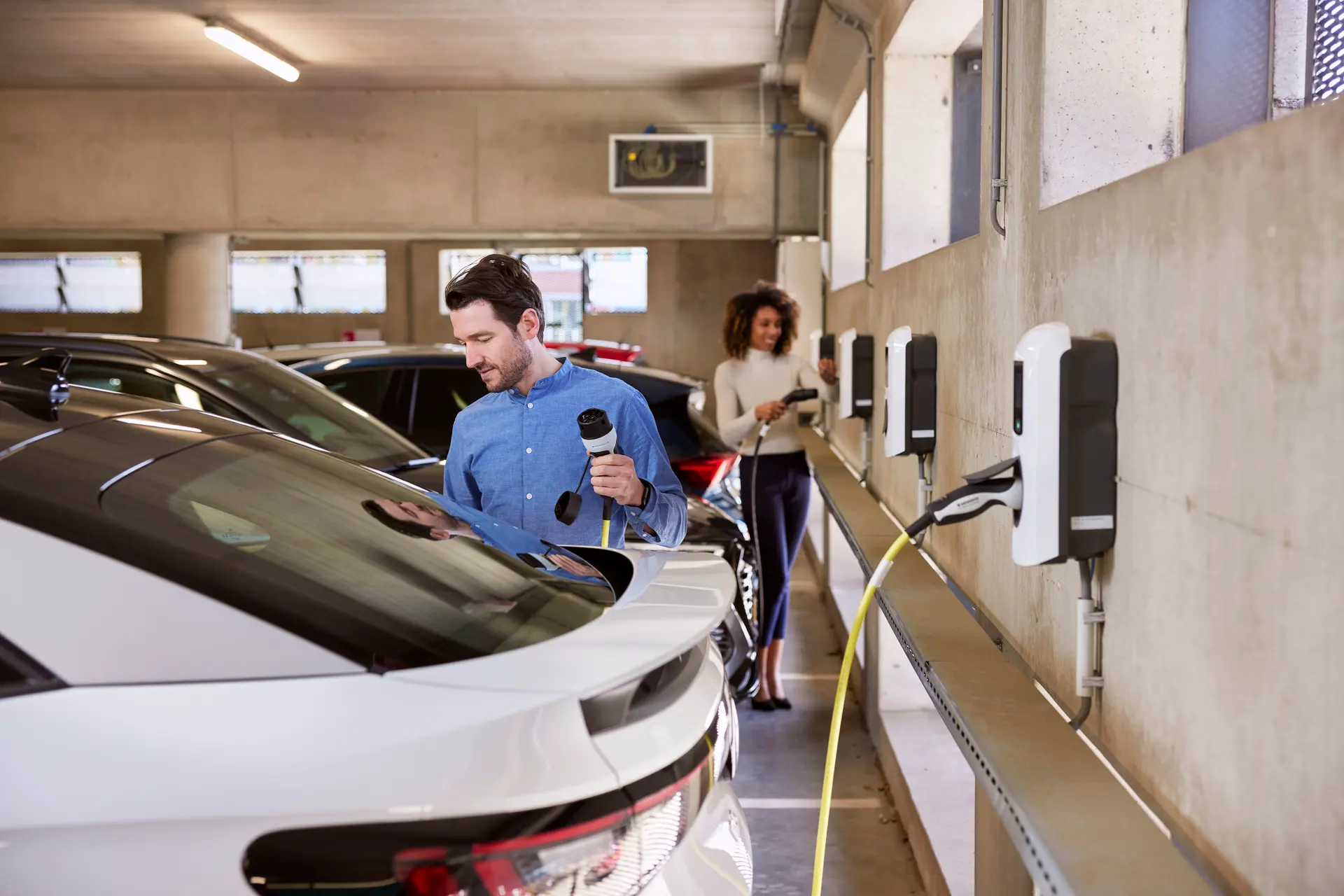 Alfen Eve Single Plus laadpunt bij een auto