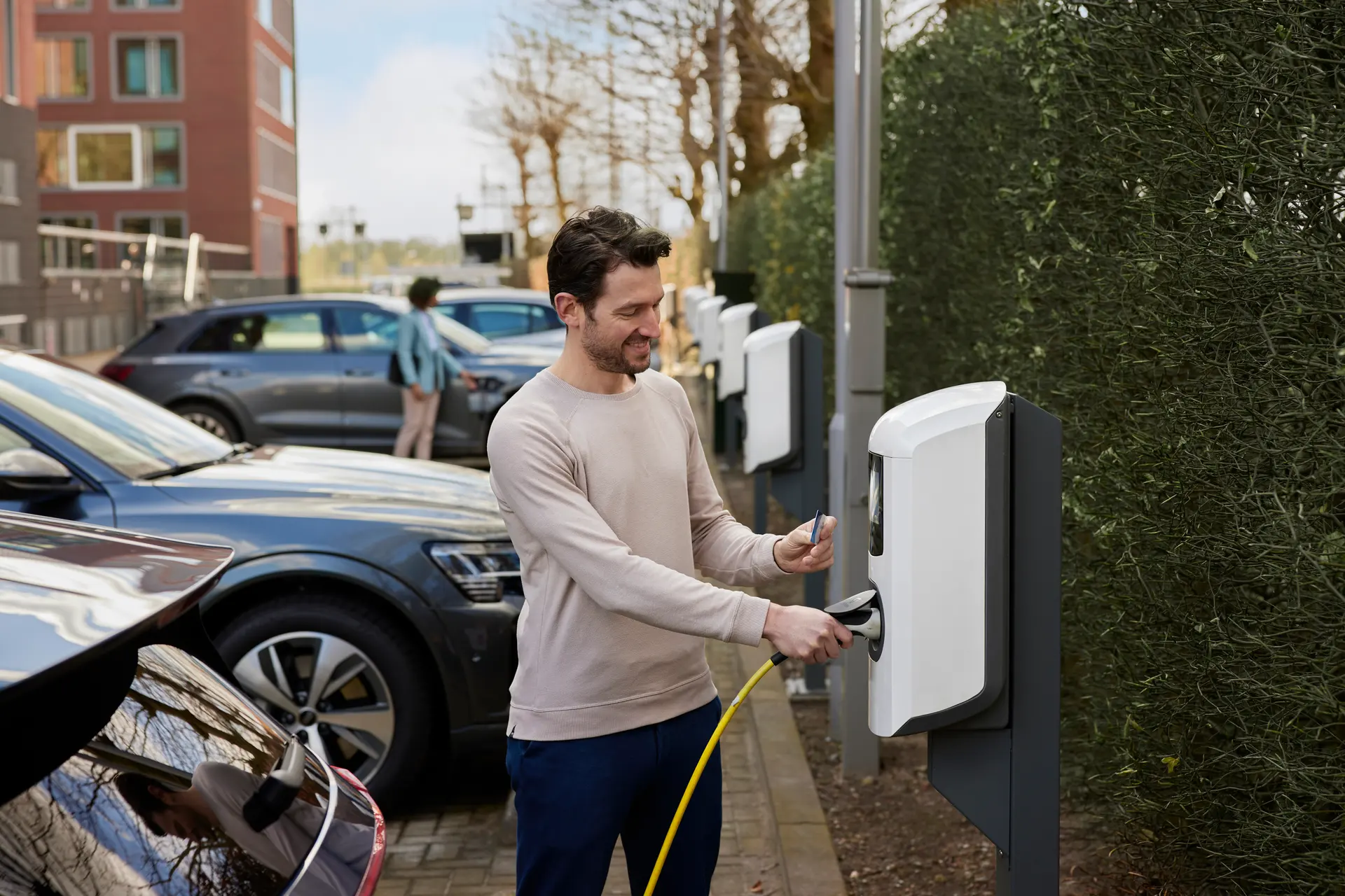 Alfen Eve Double Pro-line laadstation bij een auto
