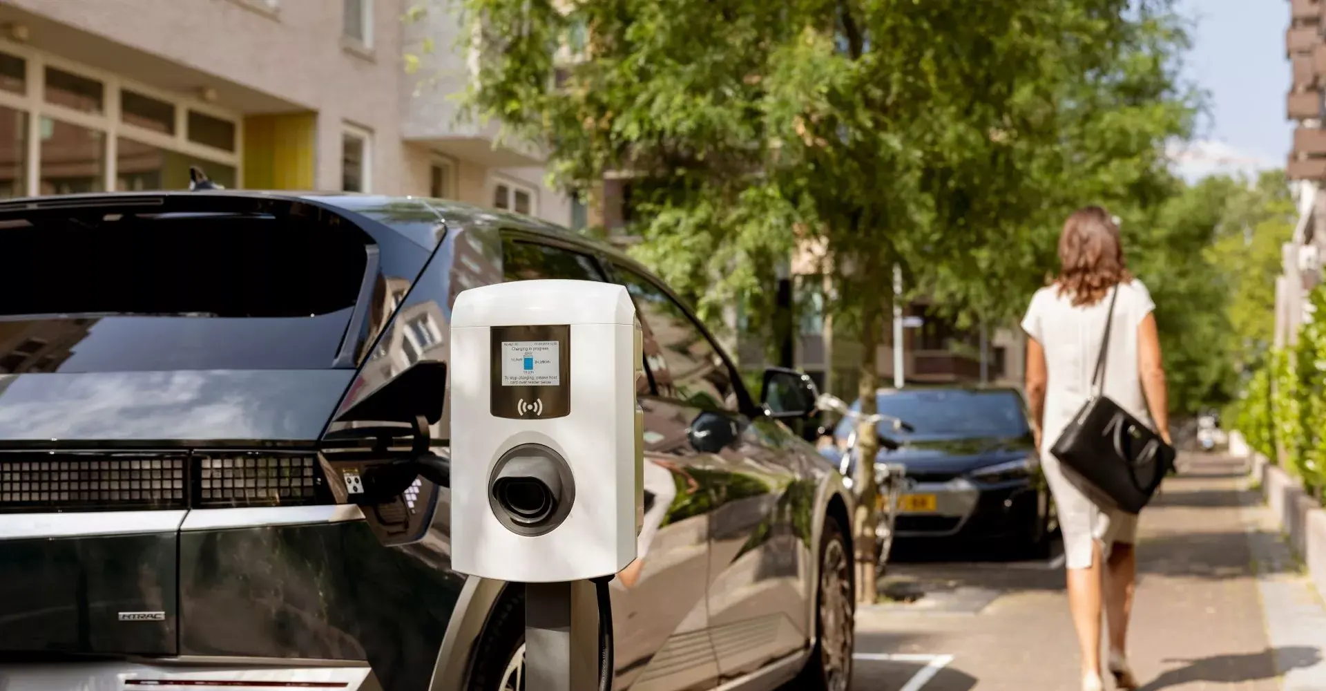 Elektrische auto aan de laadpaal bij een woonomgeving