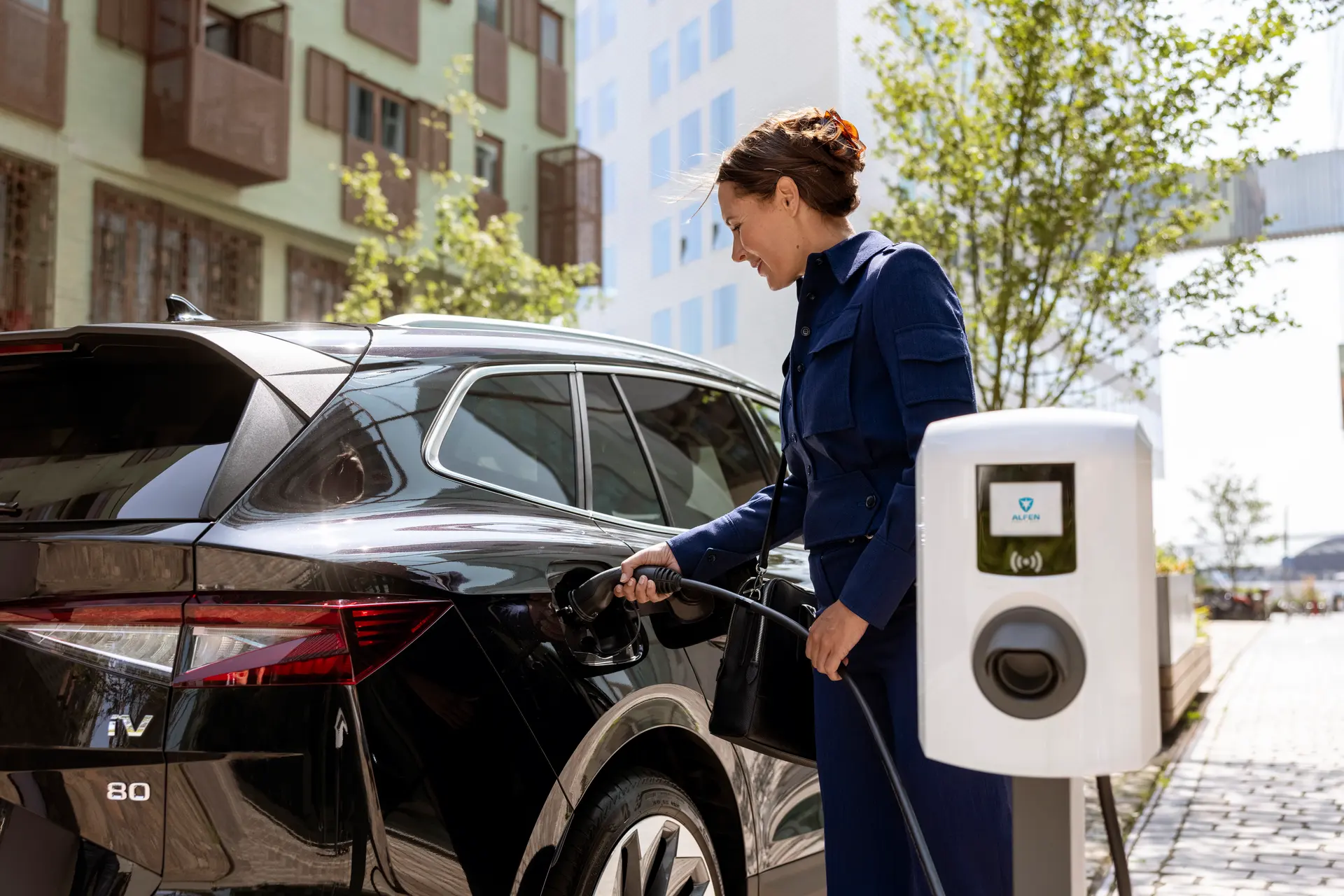 Elektrische auto laadt met een Alfen Eve Single Plus