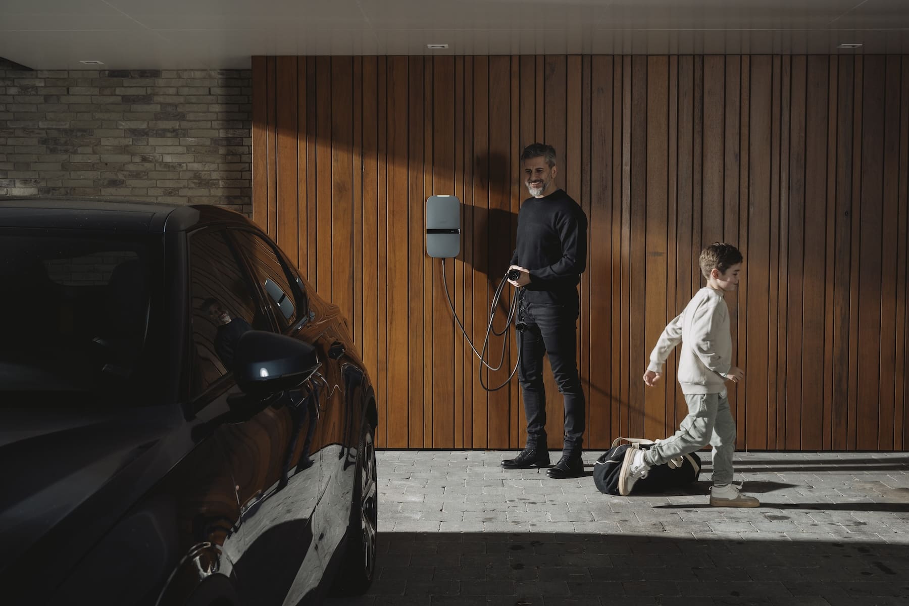 Peblar laadpaal aan de gevel bij een elektrische auto